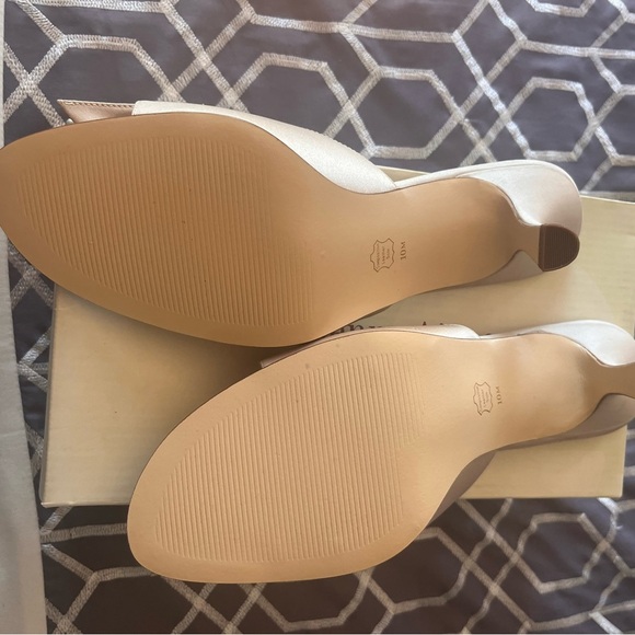 Etienne Aigner beige sandals size 10 - Picture 5 of 8